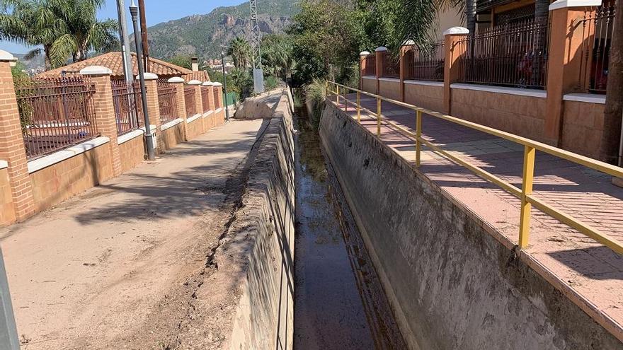 Paso de una de las acequias que cruzan por la zona de huerta entre las pedanías murcianas de Algezares y Santo Ángel.