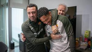 Xavi dio una calurosa bienvenida a Vitor Roque cuando llegó