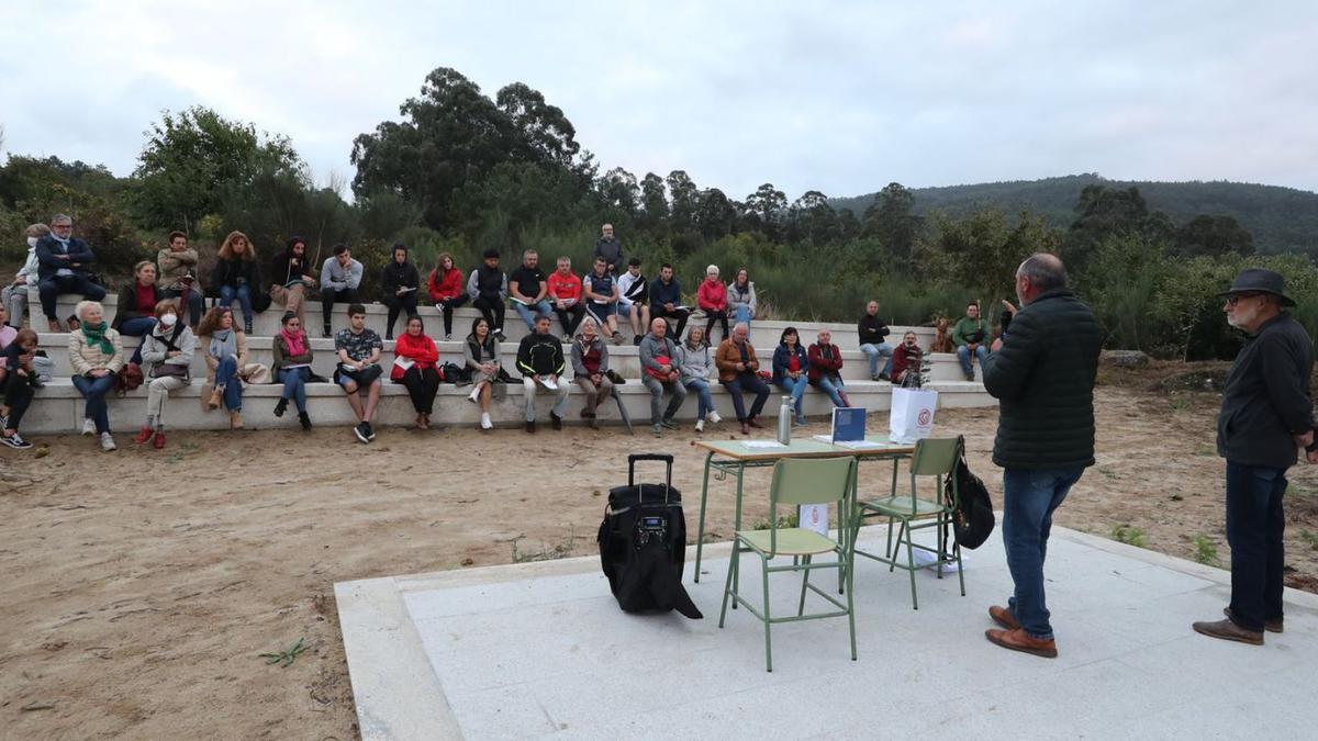 Un momento do acto de presentación do “Herbario de Rosalía”, onte, no anfiteatro de Couso.   | // R. GROBAS