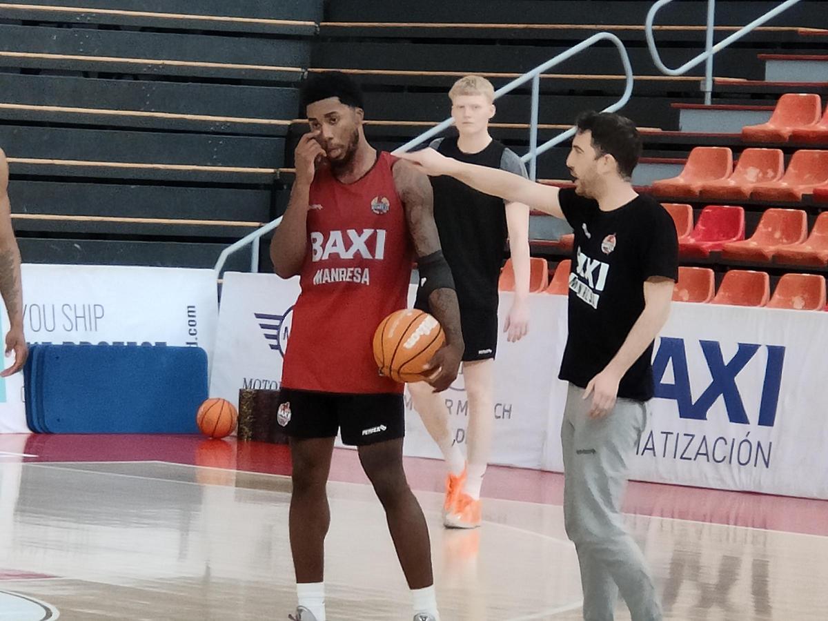 David Duke Jr., durant l'entrenament del Baxi Manresa d'aquest dijous, amb el tècnic Marc Estany