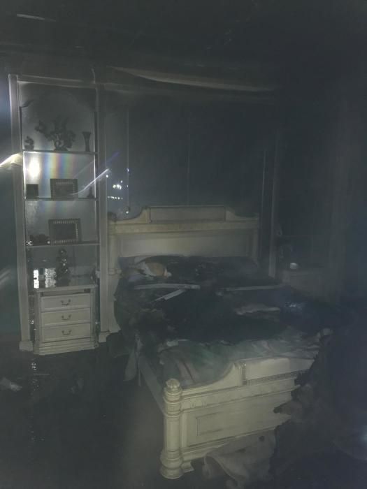 El fuego declarado en una vivienda de dos plantas en la Carretera de la Fresneda se saldó con una persona fallecida y otra herida por inhalación de humo