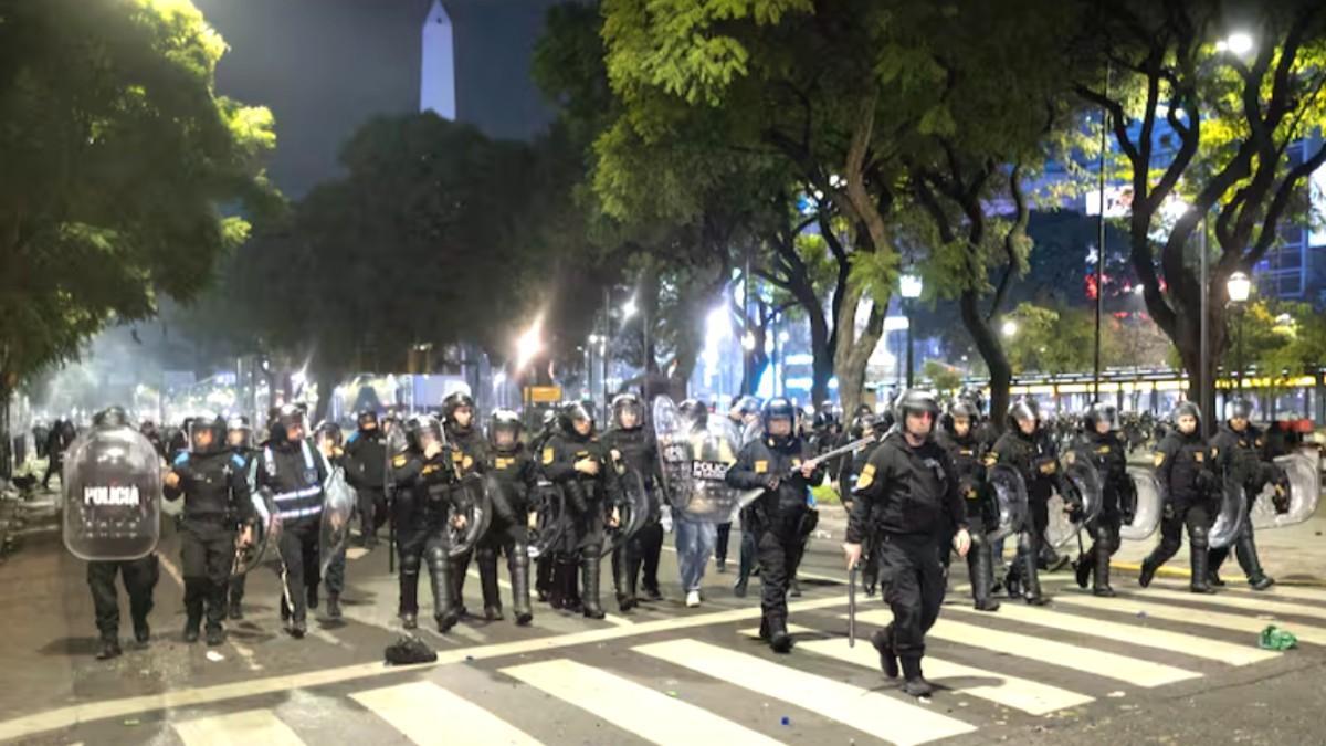 El cuerpo policial carga contra los aficionados argentinos