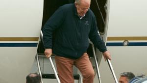 Juan Carlos I, ayer, bajando del avión en el aeropuerto de Vitoria, el pasado domingo.