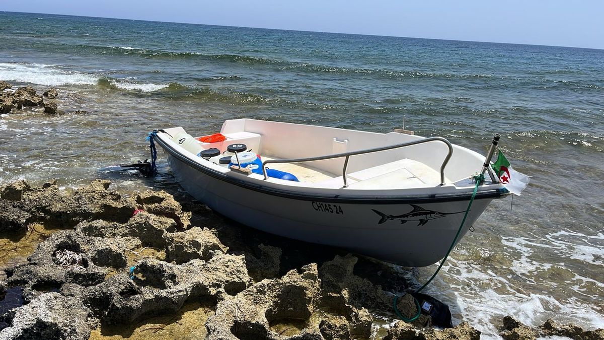 La patera llegada este domingo a Formentera, varada en la costa de s'Estufador.