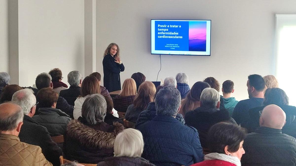 Imagen de la charla de la doctora en el local de Viós