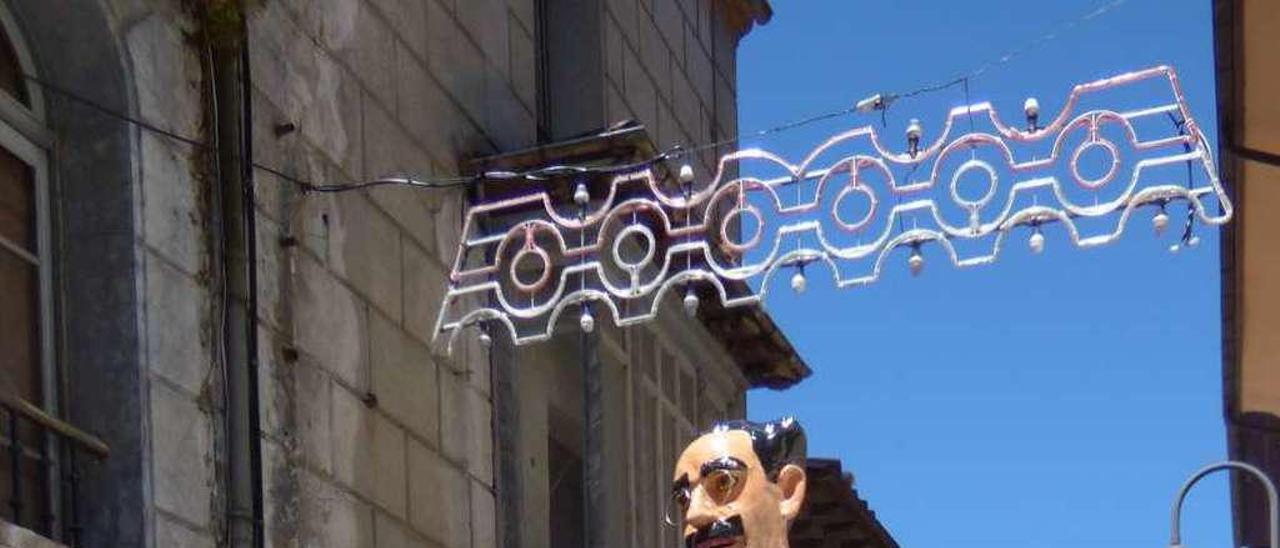 Desfile de gigantes y cabezudos en la calle Mayor.