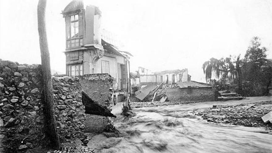 Restos del chalé de Valentín Sarasola (Tumballobos) tras la riada de 1921.