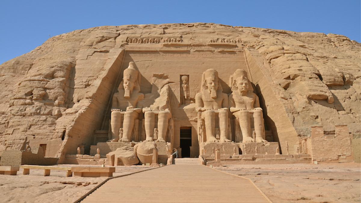 El precio incluye el vuelo al extraordinario complejo arqueológico de Abu Simbel y un crucero de tres días por el Nilo.