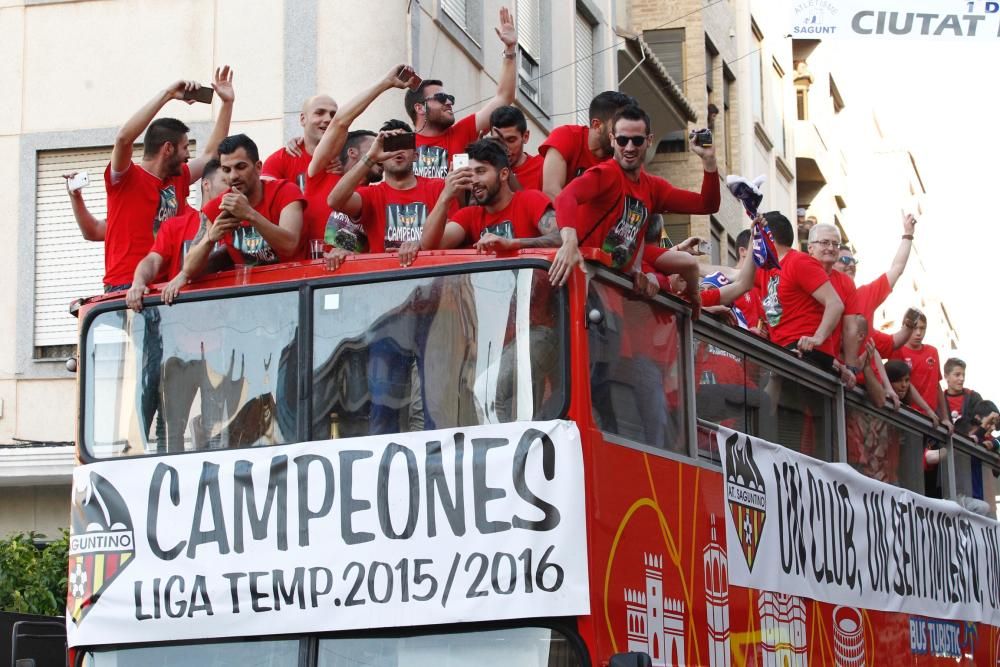 El Atlético Saguntino celebra el título de campeón por todo lo alto