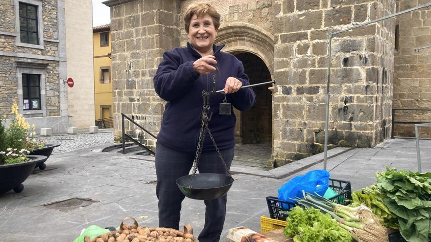 Los martes, al mercado de Salas: verduras, zapatillas y libros antiguos a la venta bajo la torre del castillo