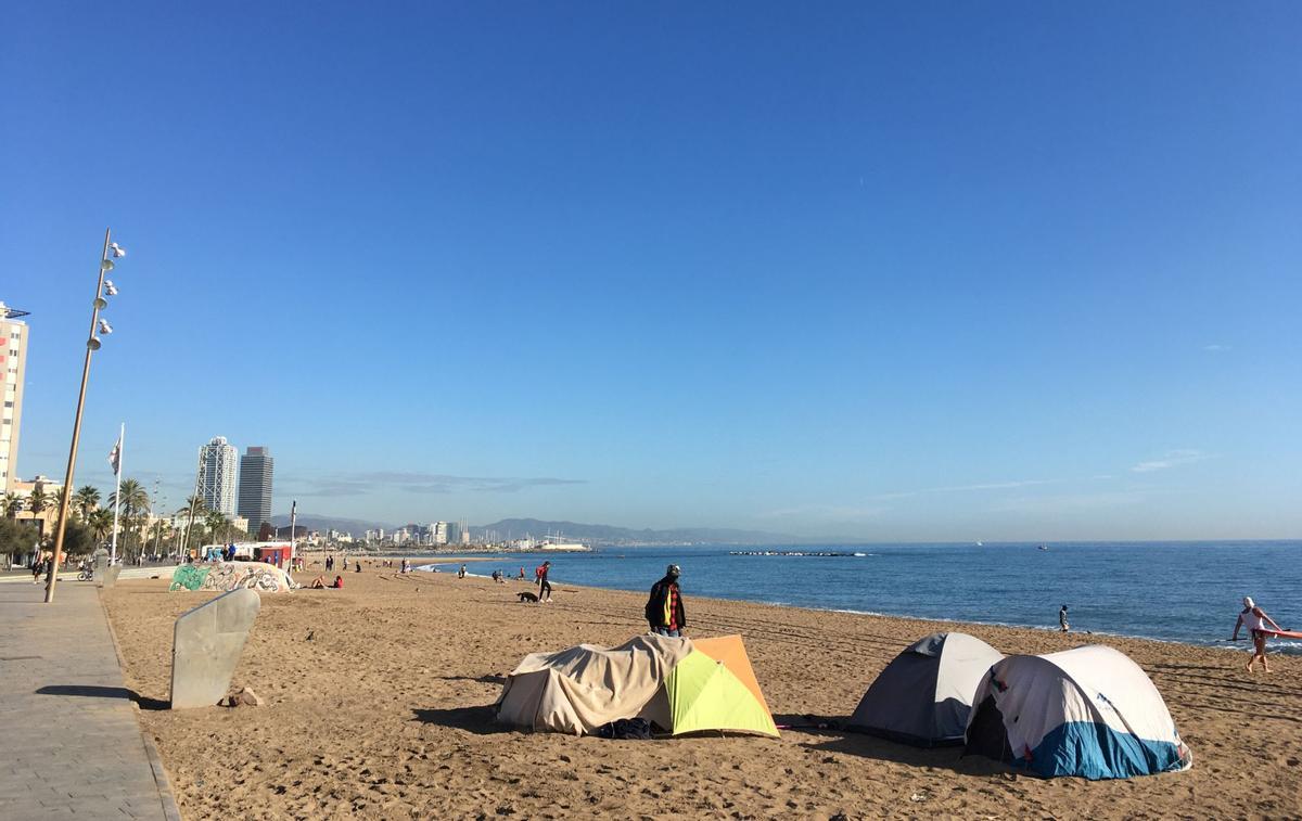 Un grupo de subsaharianos lleva meses acampados en las playas de la Barceloneta.