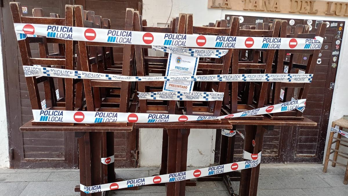 Todas las imágenes de las terrazas precintadas en Ibiza por no tener licencia