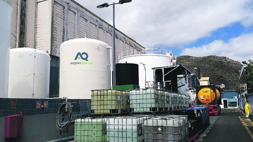 Una de las zonas de la planta de producción de la empresa Ascanio Química en Santa Cruz de Tenerife.