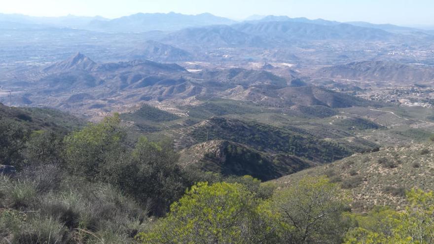 Vista panorámica de la sierra del Cid, en una imagen tomada desde el término municipal de Petrer cerca de los Chaparrales