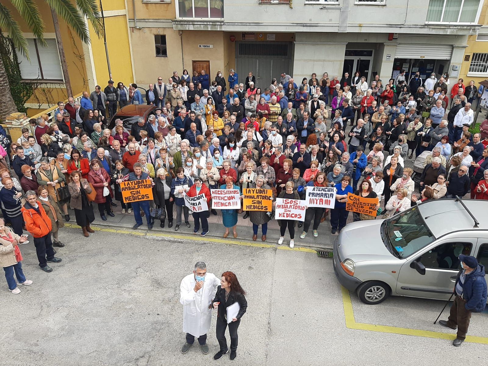 El Berrón se echa a la calle para reclamar más médicos