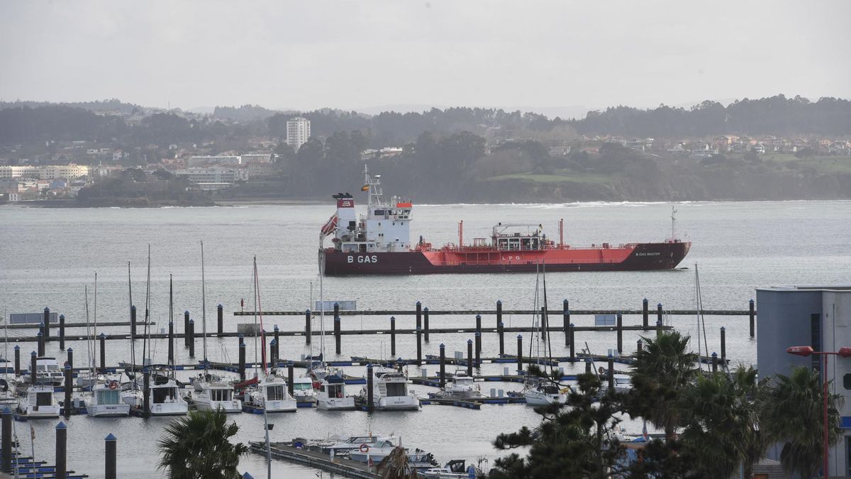 Buque metanero fondeado en A Coruña.