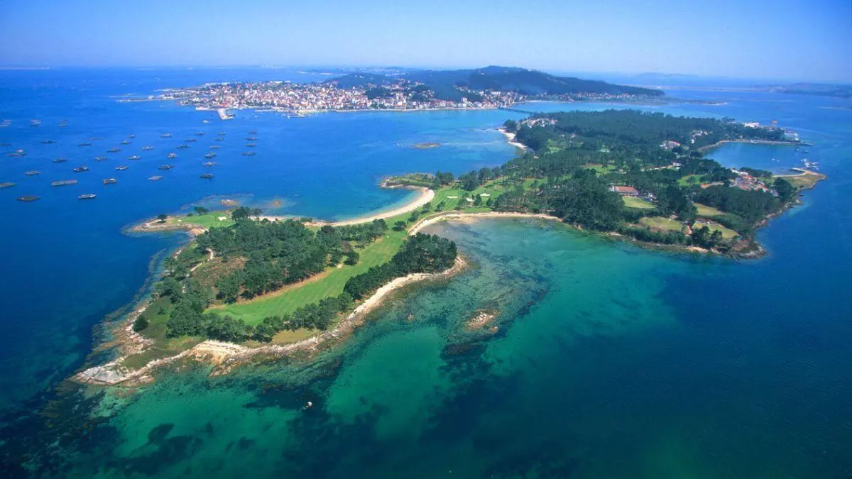 La iglesia escondida única en Galicia: situada en una isla exclusiva, con una fachada cubierta de conchas y en la que se casó un presidente del Gobierno