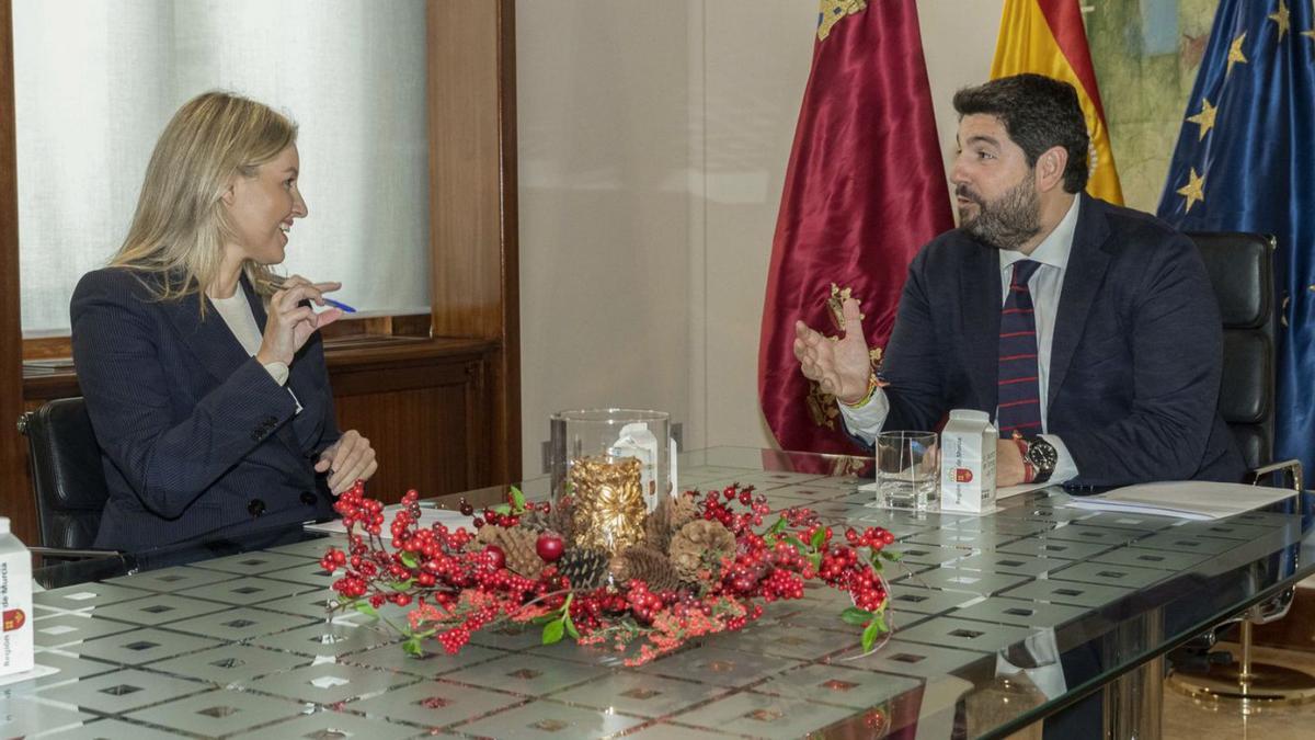 Ana Martínez Vidal charla con Fernando López Miras, ayer en el Palacio de San Esteban.