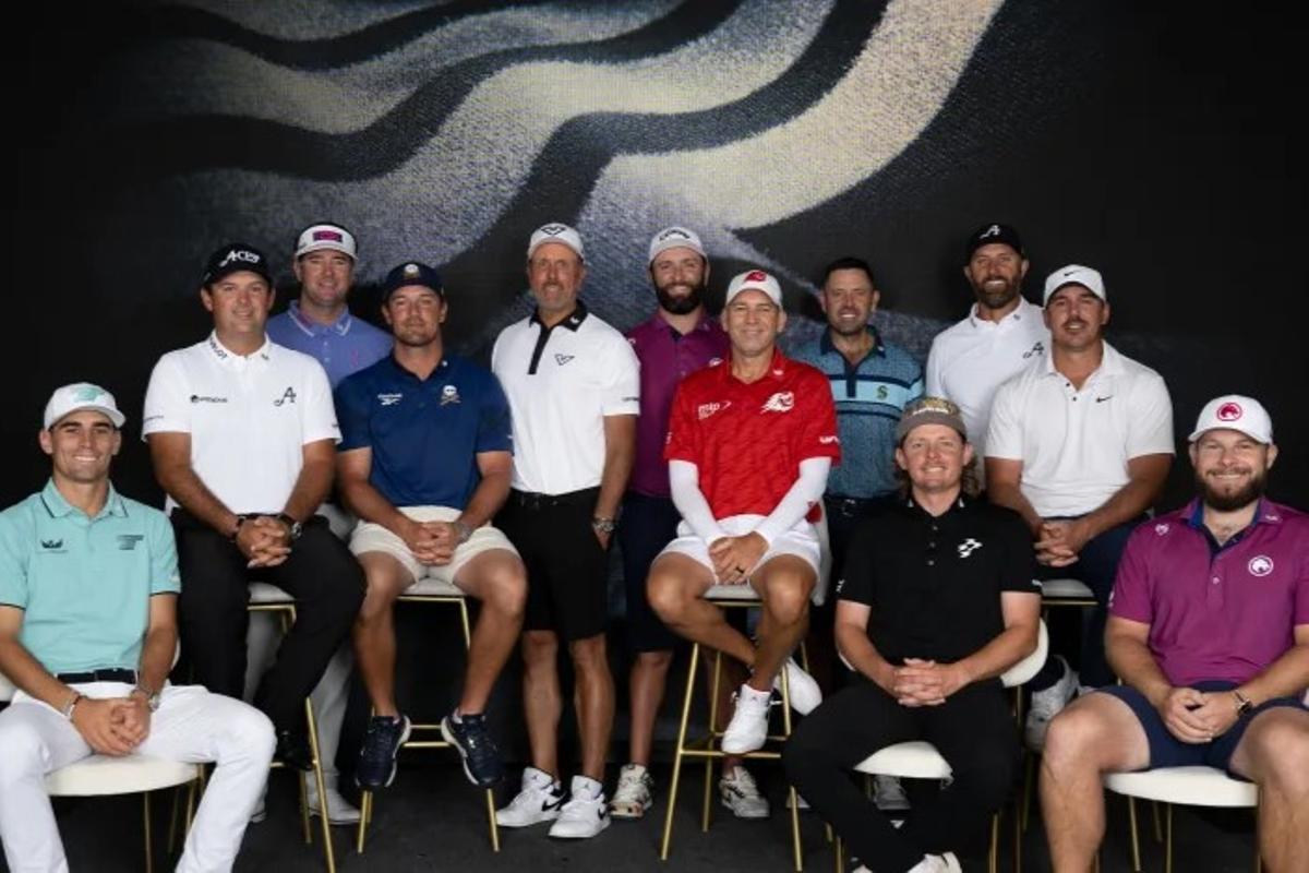 Los 12 jugadores que disputarán el Masters la semana que viene posan en el LIV Golf Miami