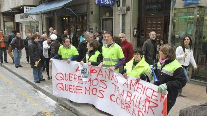 Los trabajadores ayer ante el despacho de su administrador.  // I.Osorio