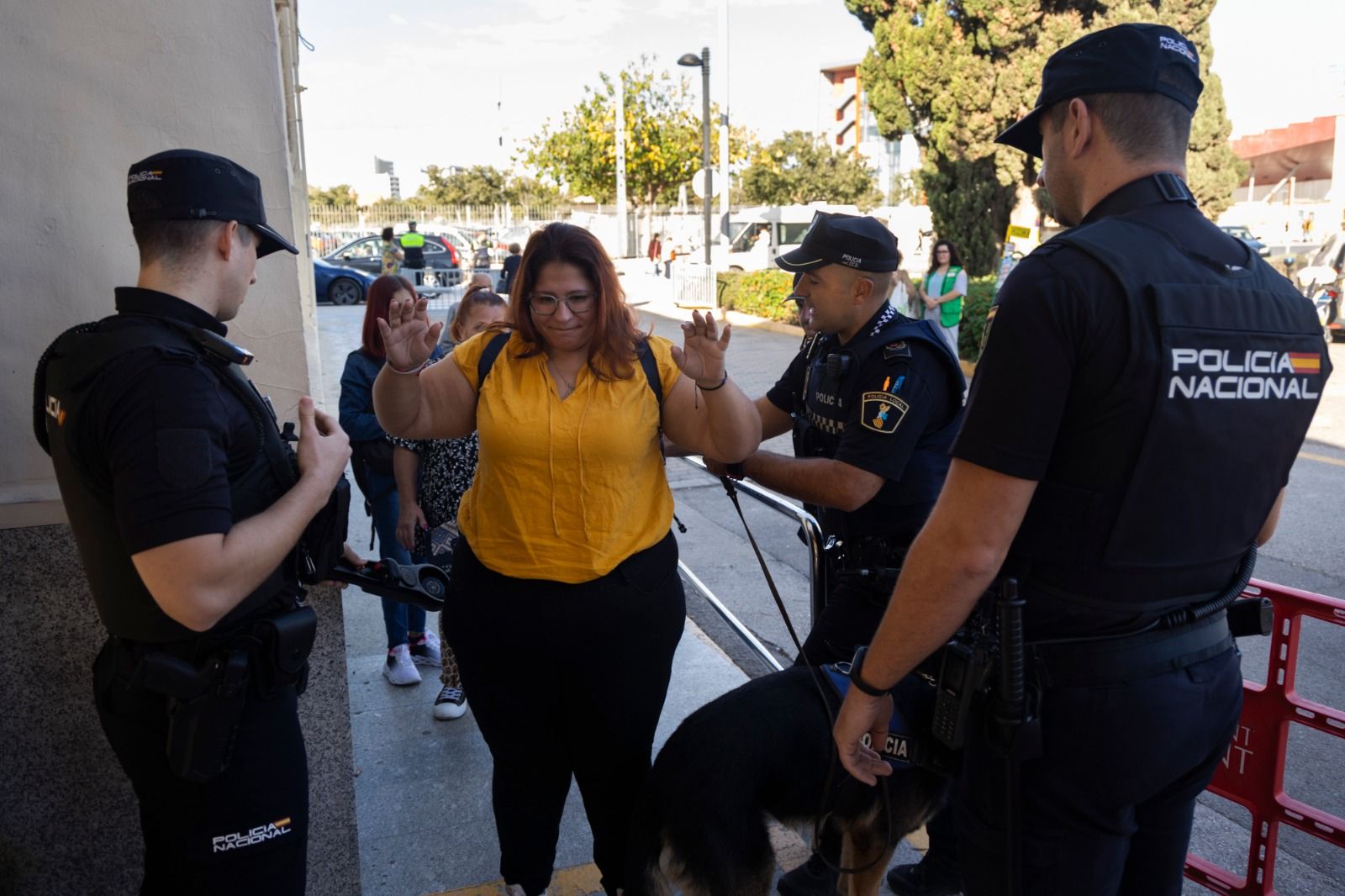 Normalidad y mucho control policial en el cementerio de Torrent en el primer aniversario del tiroteo