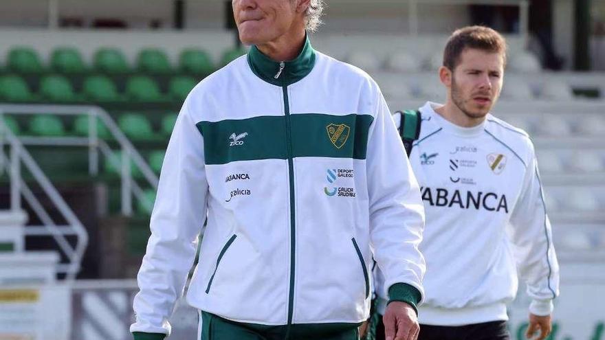 Rafa Sáez, técnico del Coruxo, durante un entrenamiento del conjunto vigués en O Vao. // Marta G. Brea