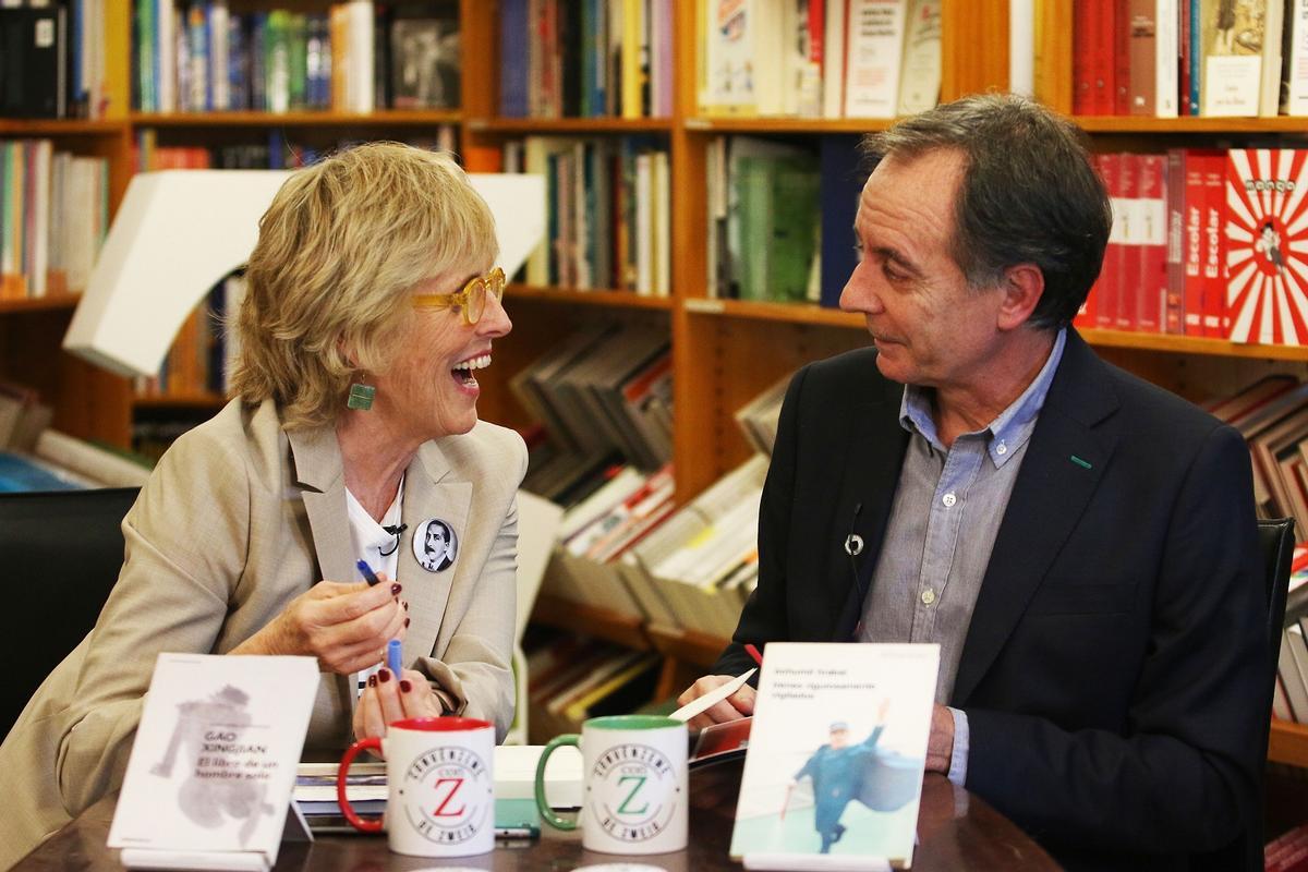 Grabación en 2017, en la Librería Luces, del programa de televisión ‘Convénzeme’, con Mercedes Milá y el escritor malagueño Antonio Soler.