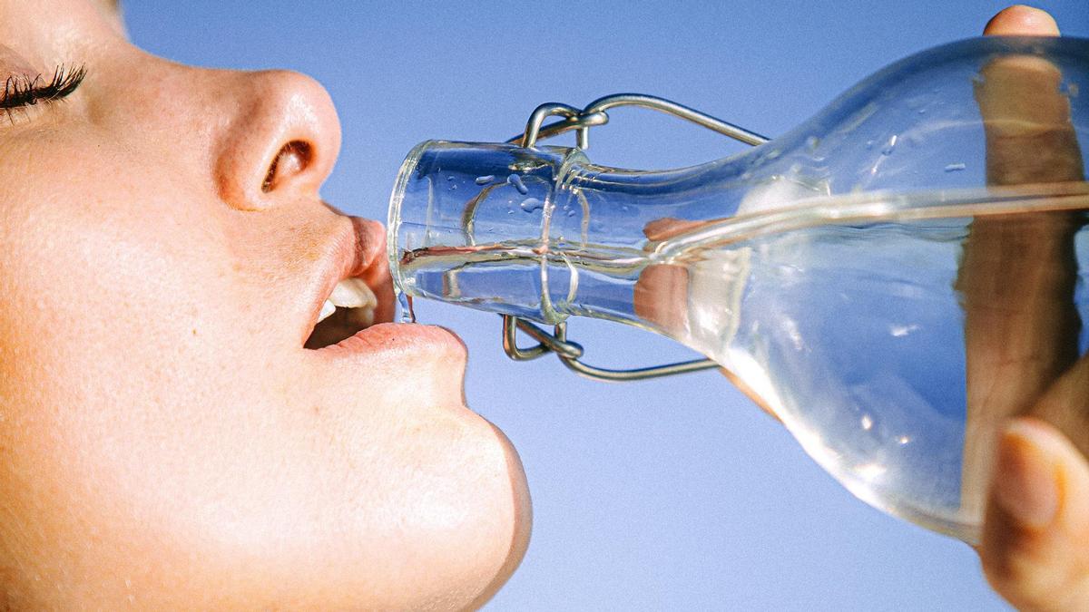 Beber líquidos y, sobre todo, agua, es una de las prácticas más necesarias a diario, pero especialmente en época de calor