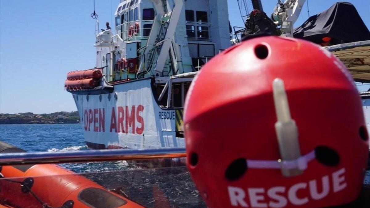 Uno de los miembros de Open Arms llega al buque de salvamento de la oenegé.