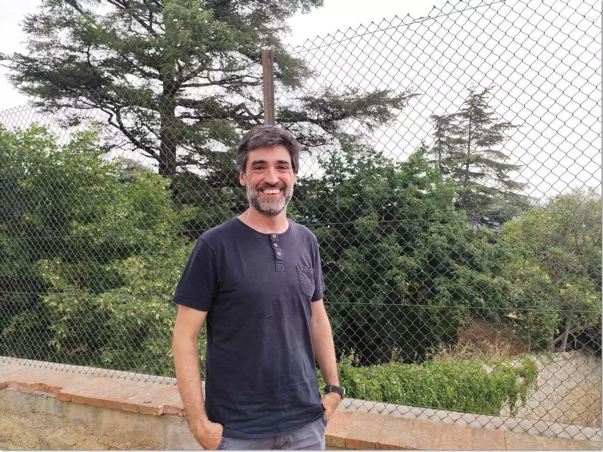El escritor Roc Casagran, en los jardines, antes de la presentación.