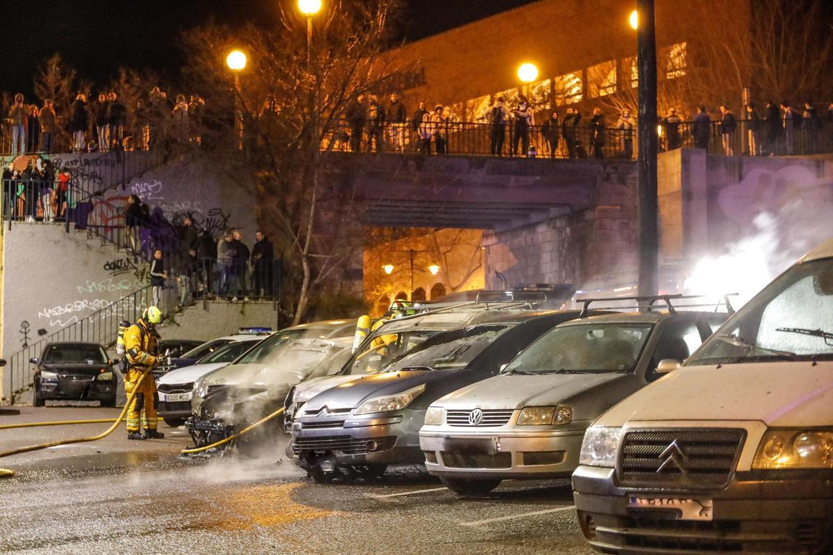 Imágenes del incendio de coches en Alcoy