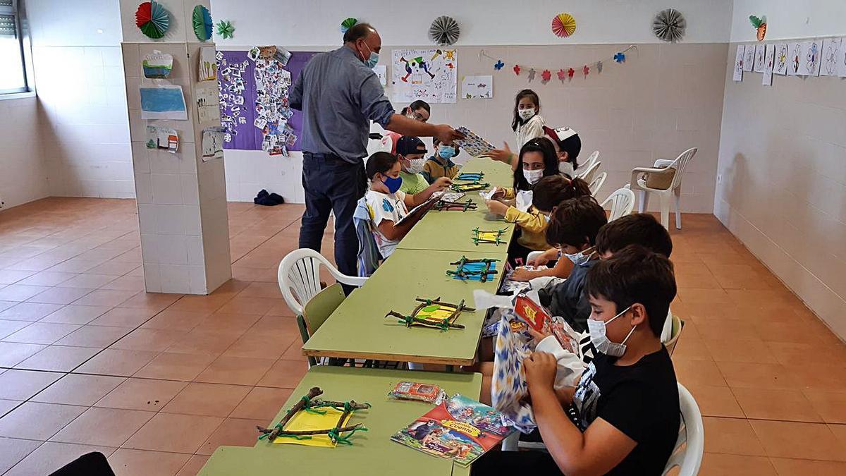 El alcalde de Agolada visita a los niños y niñas del campamento