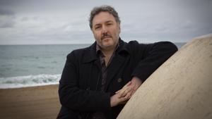 Carlos Zanón, en la playa de la Barceloneta.