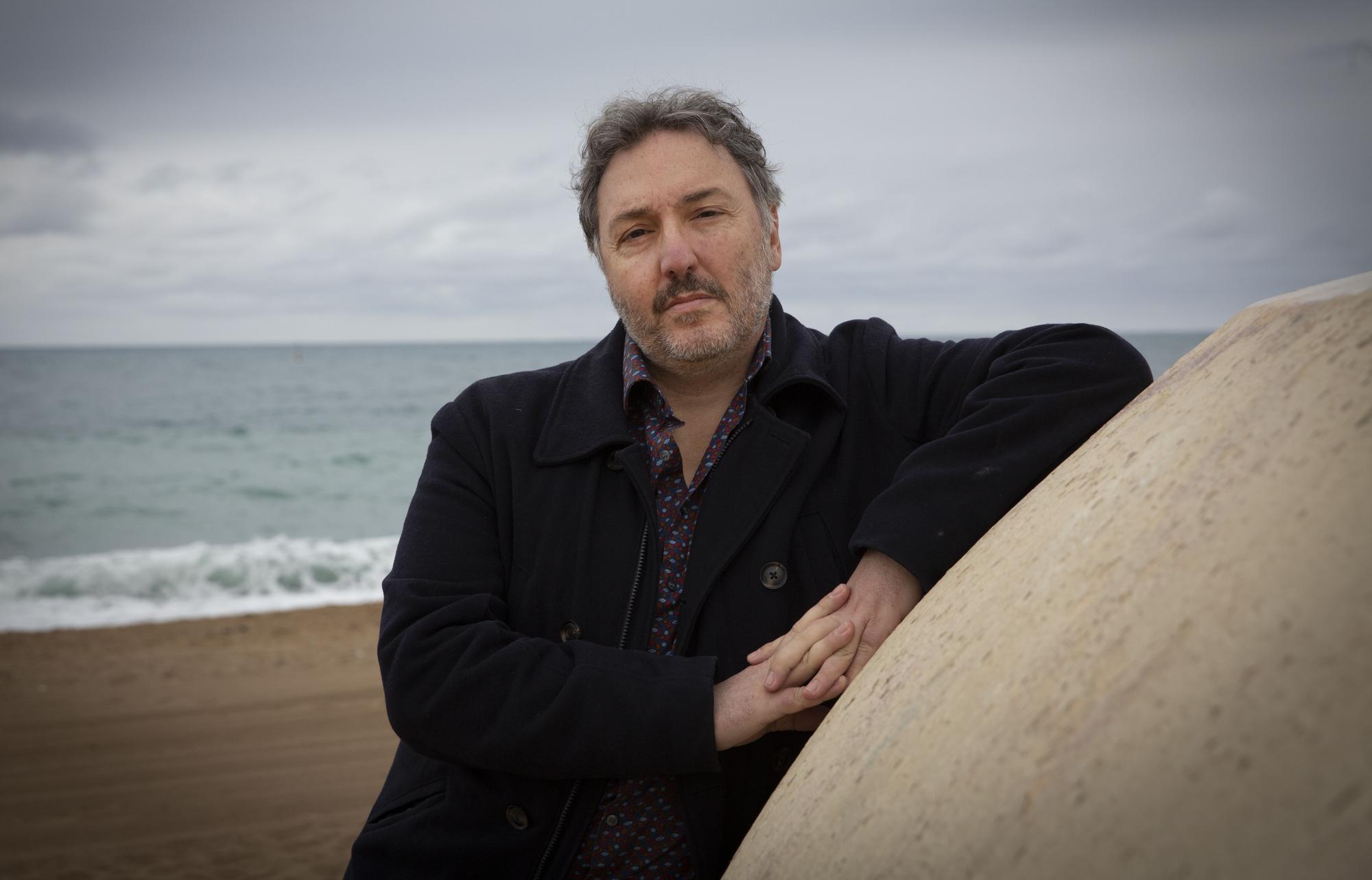 Carlos Zanón, en la playa de la Barceloneta