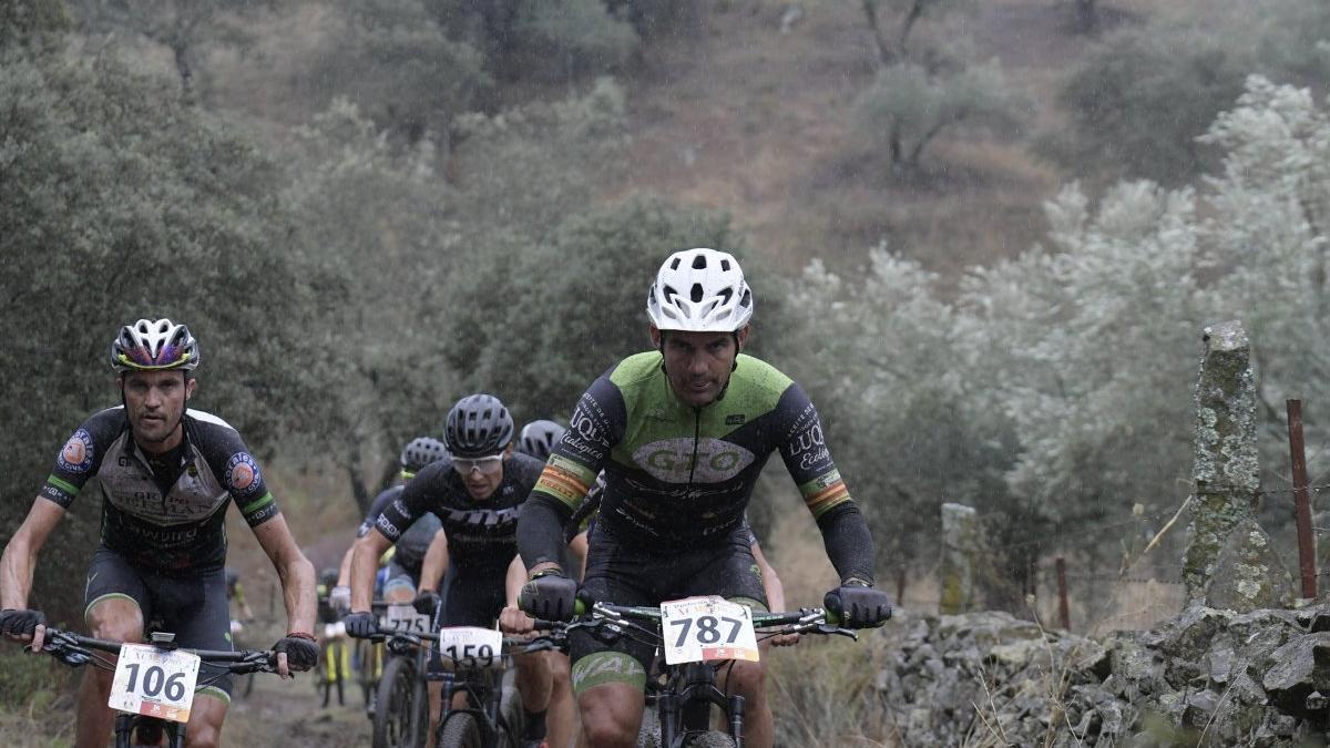 Varios ciclistas, durante la MTB Jarota.