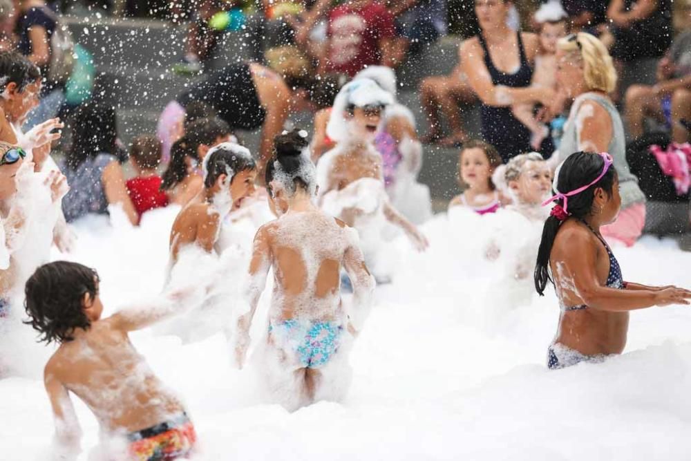 Bañadores, gafas de piscina y chanclas fueron las armas que utilizaron los niños para jugar con las burbujas