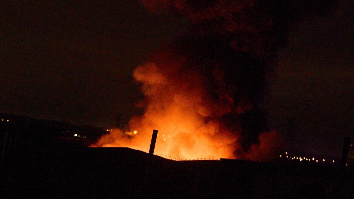 Un incendio provoca una nube tóxica y una espectacular columna de humo en Vilobí