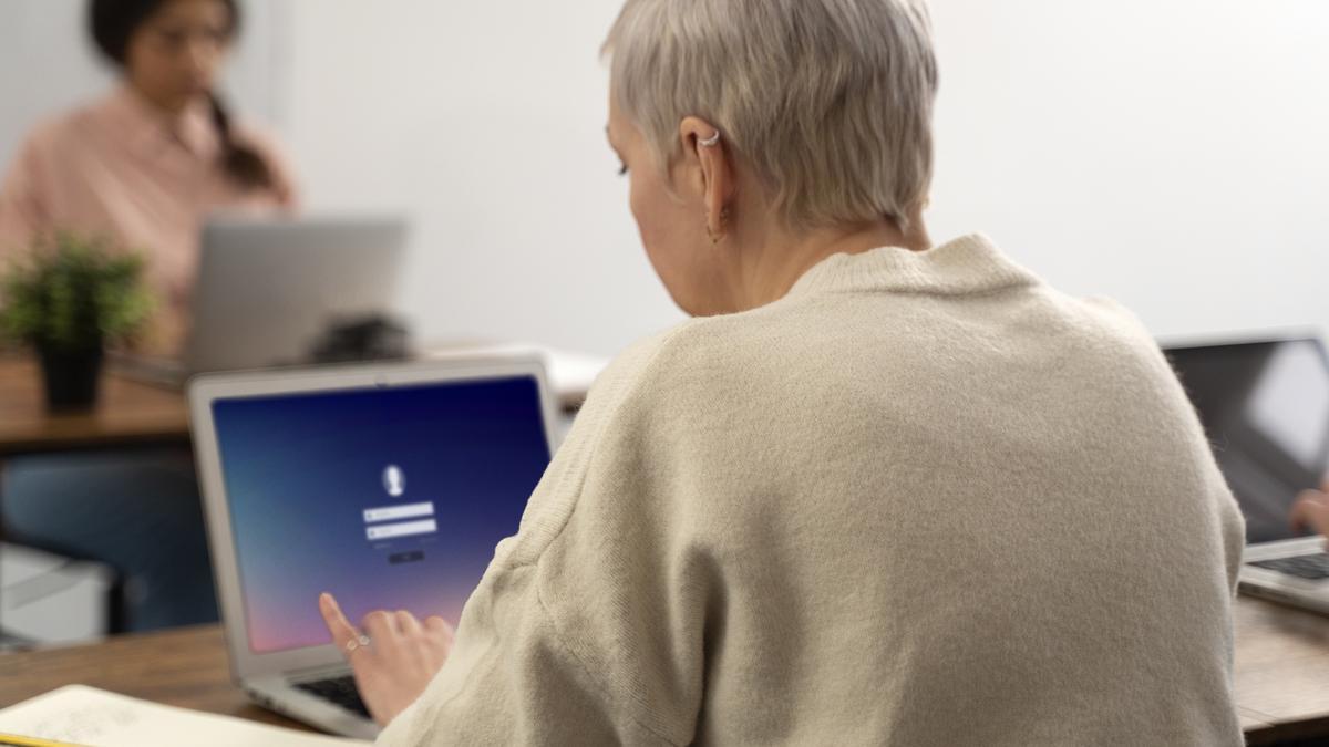 Una jubilada consulta su ordenador