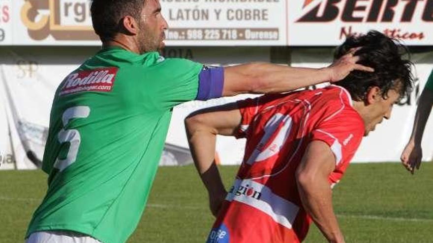 Jonathan Martín da un manotazo a Noguerol en el área. // J. Regal