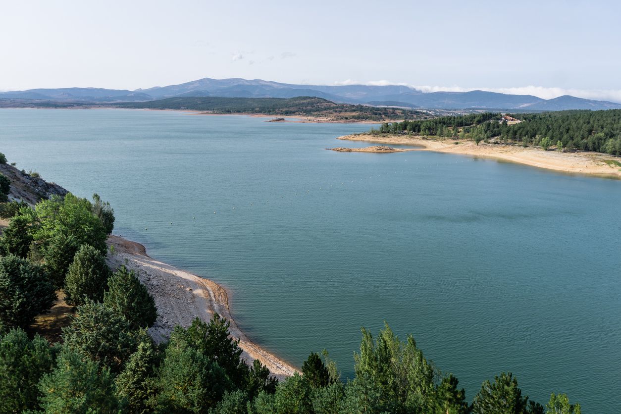 Presa del pantano de Aguilar de Campoo. Palencia, España.