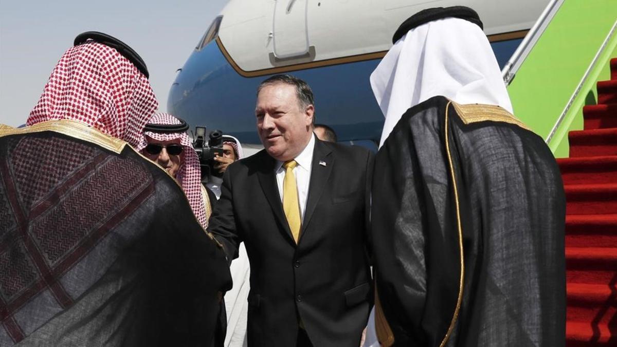 El secretario de Estado de EEUU, Mike Pompeo, recibido por las autoridades saudís a su llegada a Riad.