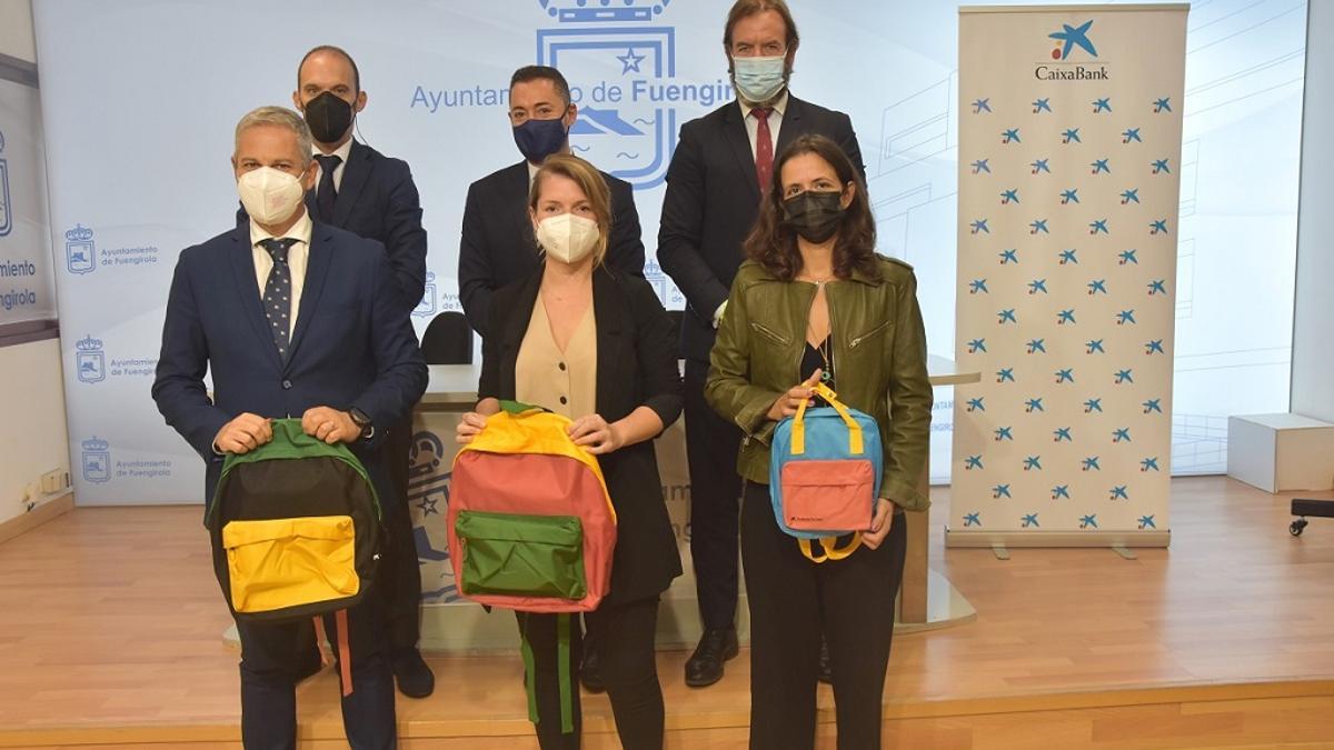 Presentación de las mochilas con material escolar donadas por La Caixa.