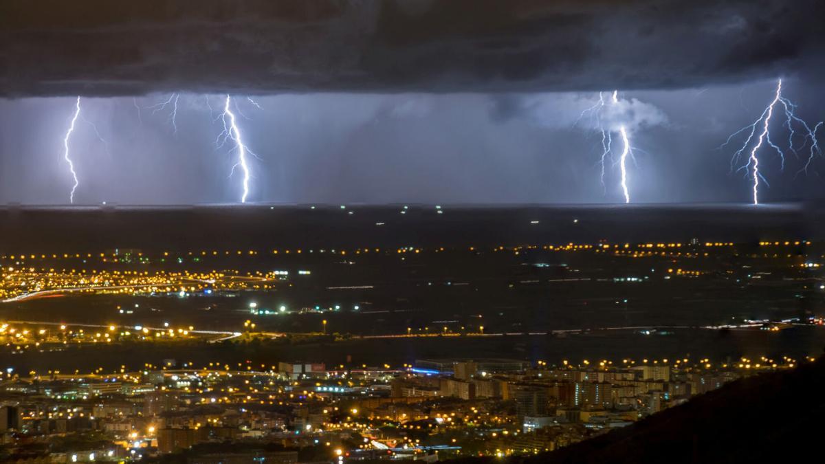 Imágenes de unos rayos cayendo en el mar tras una noche con tormenta en Barcelona