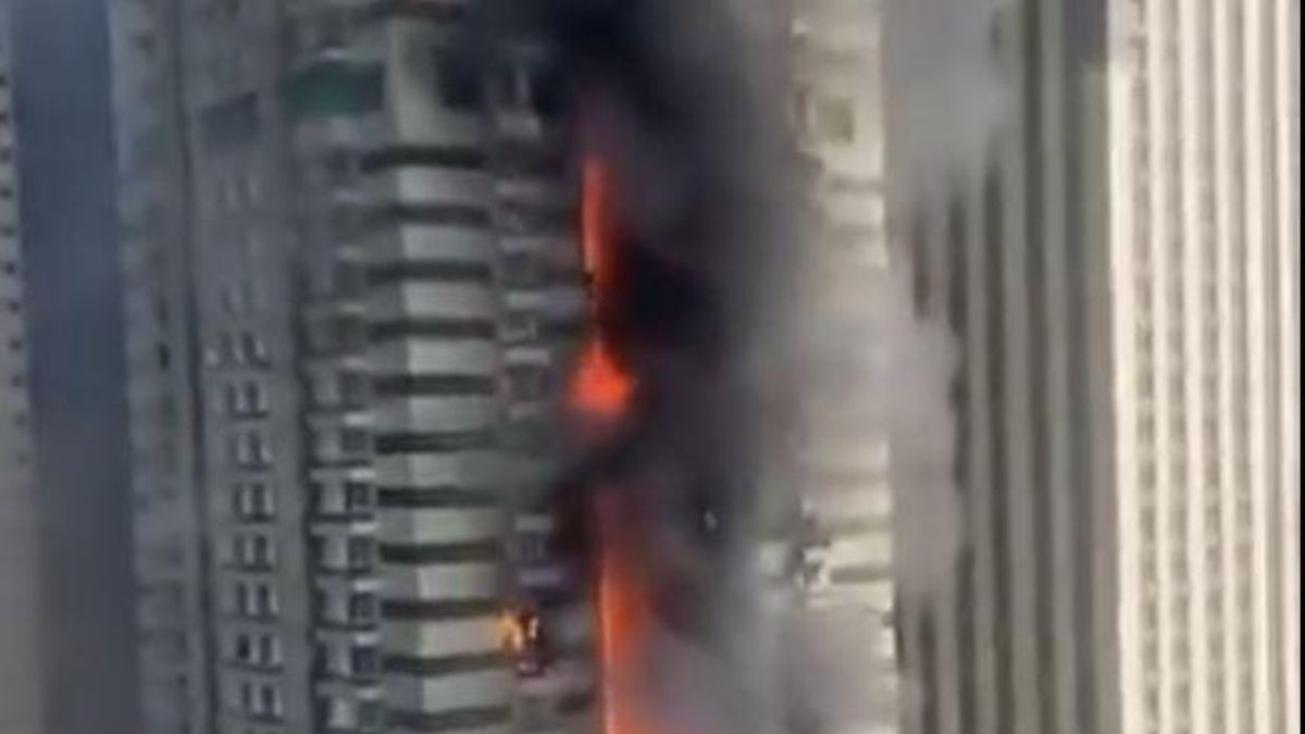 Se produce un gran incendio en un rascacielos en Dubai.