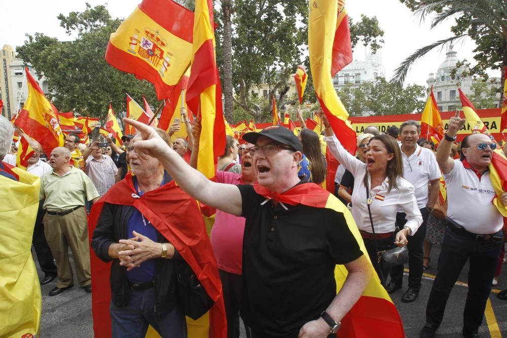 Caravana de vehículos con banderas españolas en València