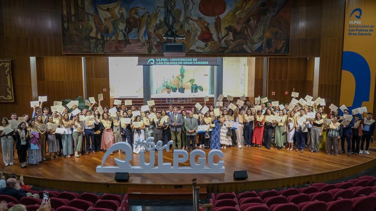 Los galardonados en la ceremonia de los Premios de Orden Promocional celebrada en el Paraninfo de la ULPGC.