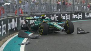 Alonso ha destrozado el Aston Martin tras ser embestido por Lawson
