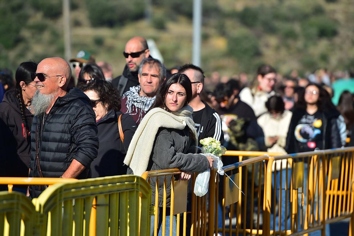 Asistentes al homenaje póstumo a Robe Iniesta, cantante y compositor de Extremoduro, en el Palacio de Congresos de Plasencia, su ciudad natal. Plasencia, 14 de diciembre de 2025. Fotografía de Toni Gudiel.