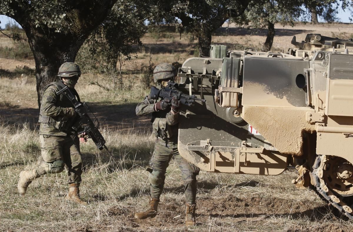 Maniobras de la brigada Guzmán el Bueno antes de su despliegue en Letonia