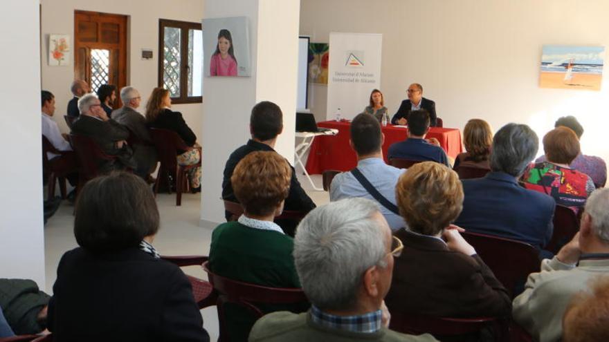 La alcaldesa y el rector durante la inauguración del aula de Benilloba